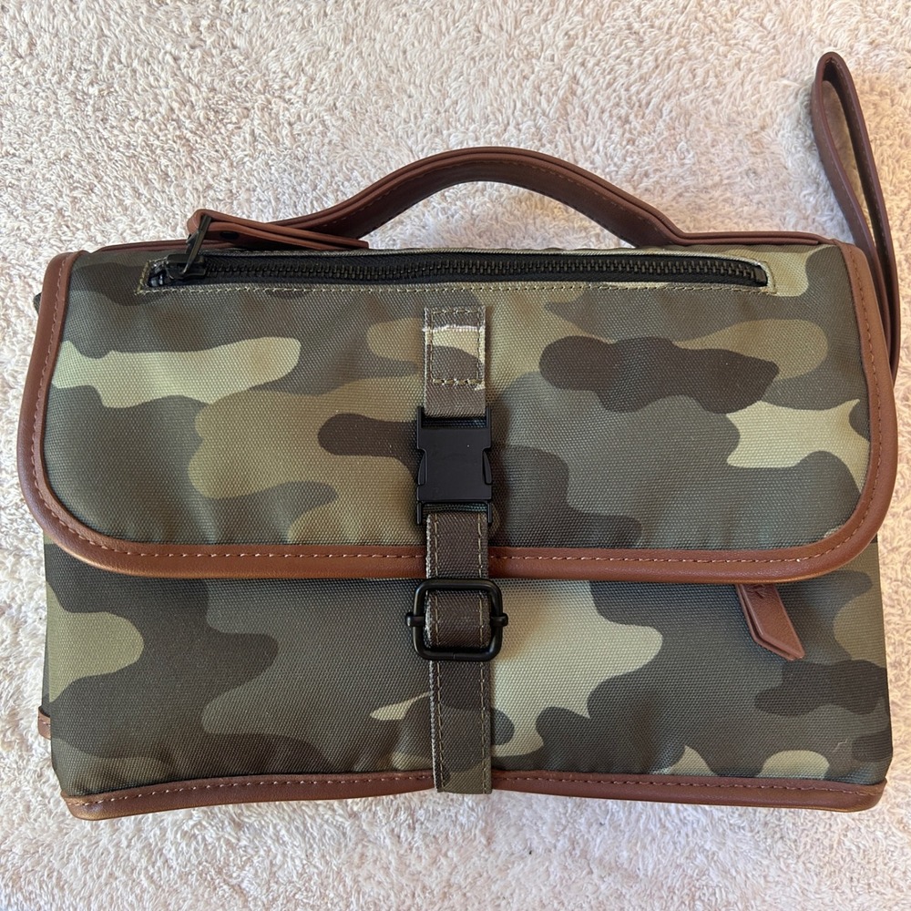DockATot The Clutch Changer Camo Portable Diaper Changing Pad Mat 40501 NWOT